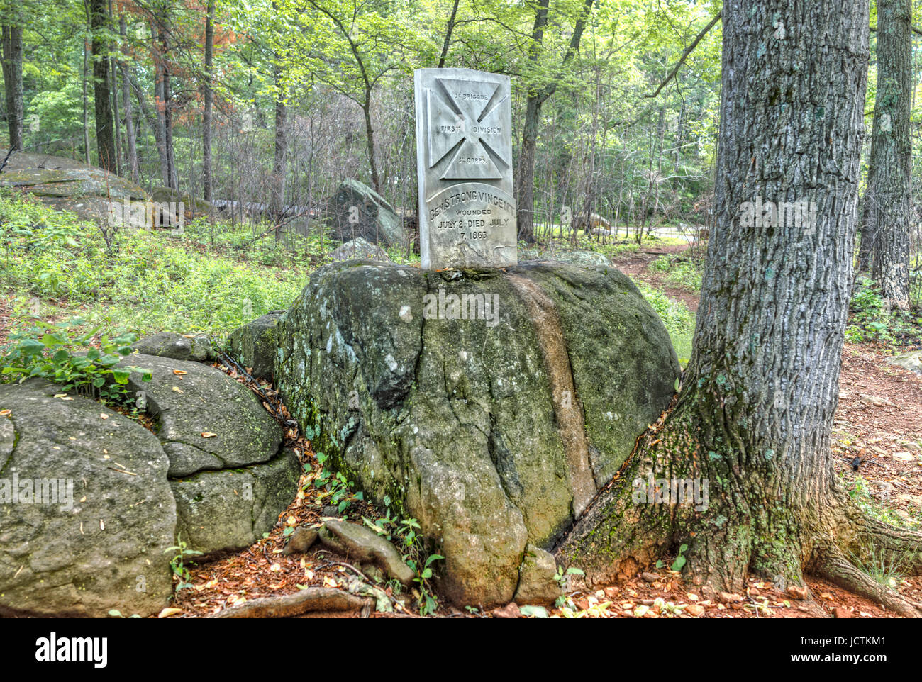 Gettysburg, Stati Uniti d'America - 24 Maggio 2017: Little Round Top Grave pietra nel campo di battaglia di Gettysburg National Park nel bosco durante la stagione estiva Foto Stock