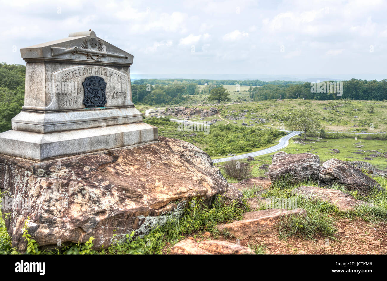 Gettysburg, Stati Uniti d'America - 24 Maggio 2017: Little Round Top Grave pietra nel campo di battaglia di Gettysburg National Park con il Michigan fanteria durante l'estate Foto Stock