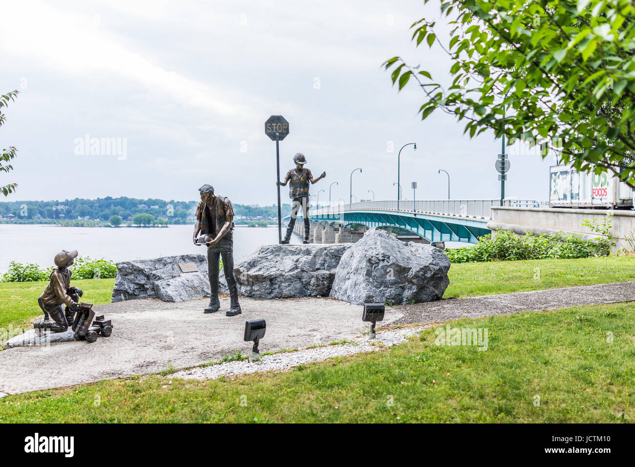 Harrisburg, Stati Uniti d'America - 24 Maggio 2017: Capitol of Pennsylvania città con il Riverfront Park, Harvey Taylor Ponte Memoriale e statue dei lavoratori Foto Stock