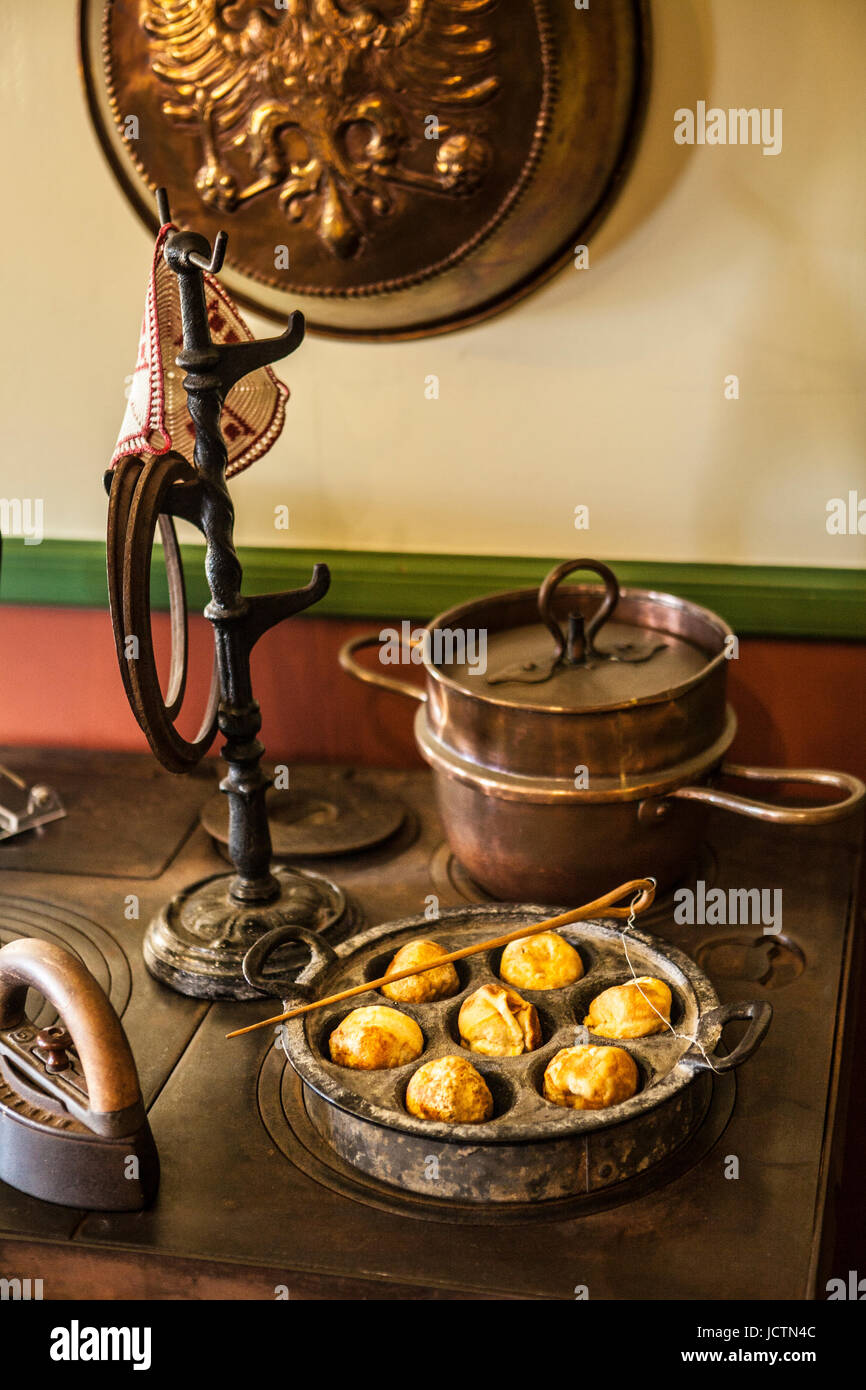 Stufa e aebleskiver pan, Elverhoj Museum, Solvang giorni danese, Solvang, California Foto Stock