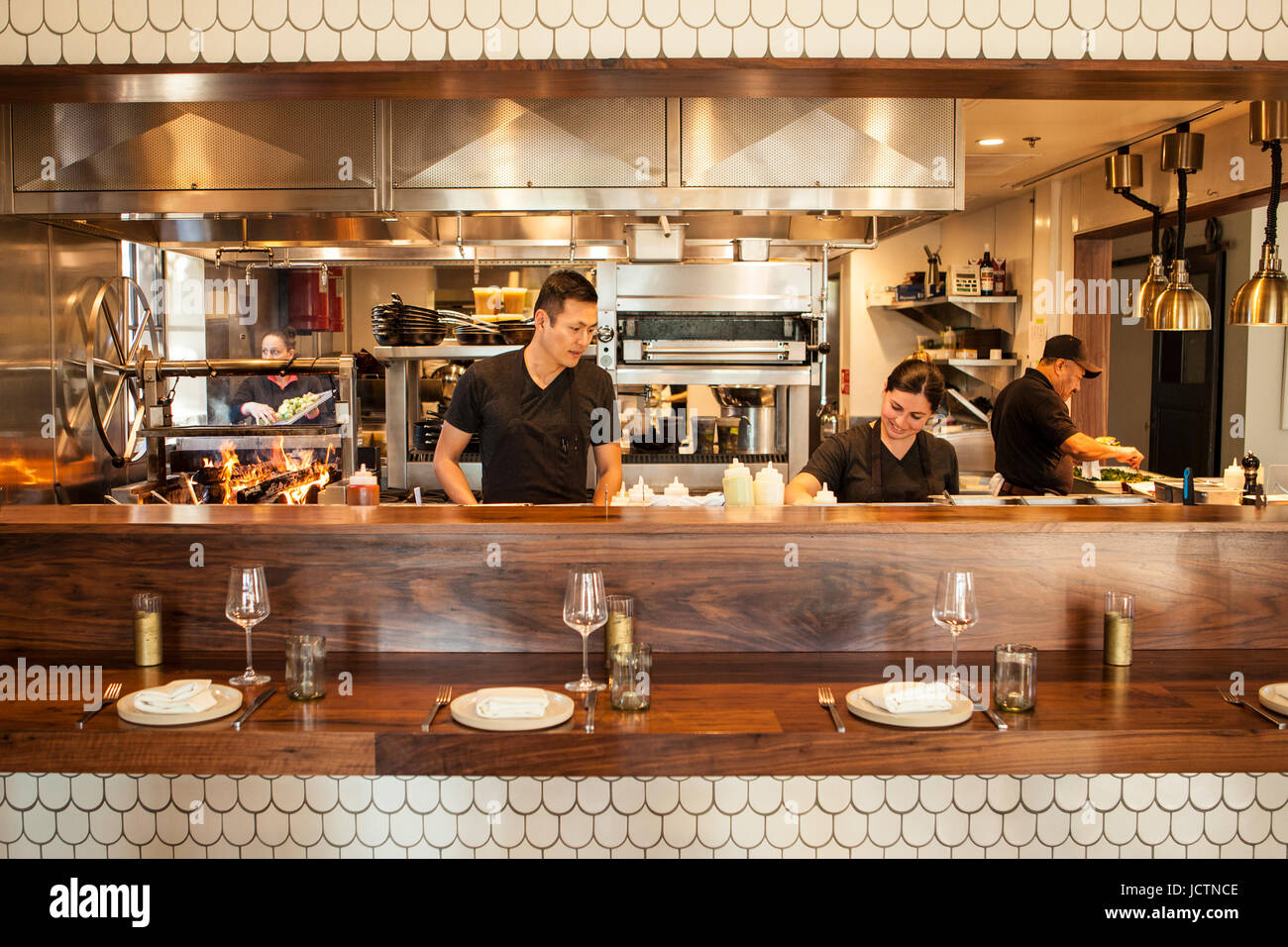 Executive Chef Peter Lee in una cucina aperta, Loquita Ristorante Santa Barbara, California Foto Stock