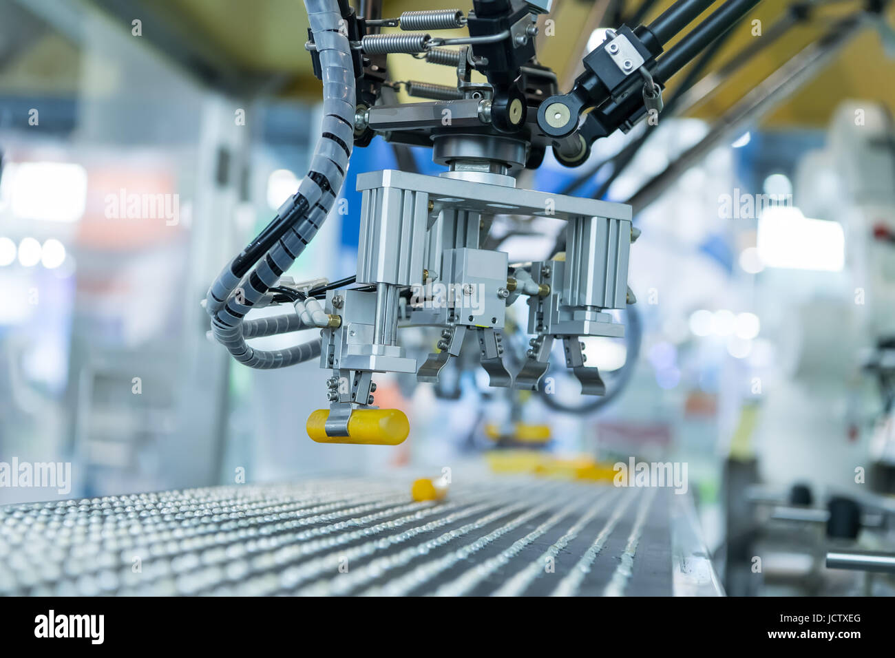 Robot industriale con nastro in fabbrica di fabbricazione,smart factory industry 4.0 concetto. Foto Stock