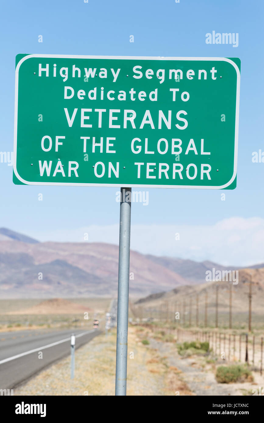 Segno di dedizione negli Stati Uniti. 95, Veterans Memorial Highway, nel Nevada. Foto Stock