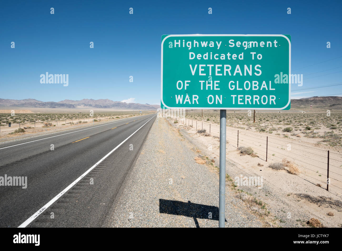 Segno di dedizione negli Stati Uniti. 95, Veterans Memorial Highway, nel Nevada. Foto Stock