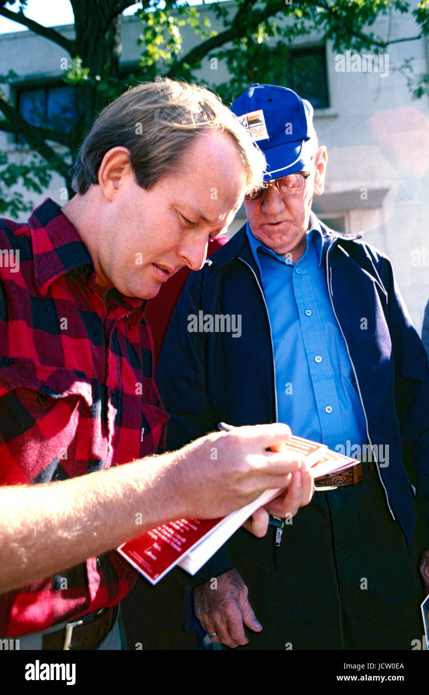 Tennessean Lamar Alexander rende la sua prima corsa per il governatore del Tennessee da attraversando lo stato nel suo rosso e nero plaid camicia e il suo basso home Foto Stock