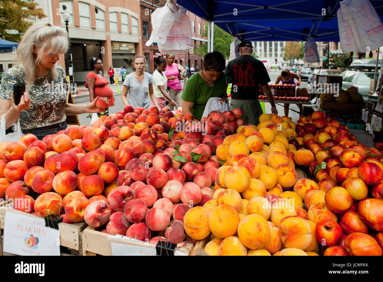 Vari tipi di pesche in vendita su un mercato degli agricoltori - Washington DC, Stati Uniti d'America Foto Stock