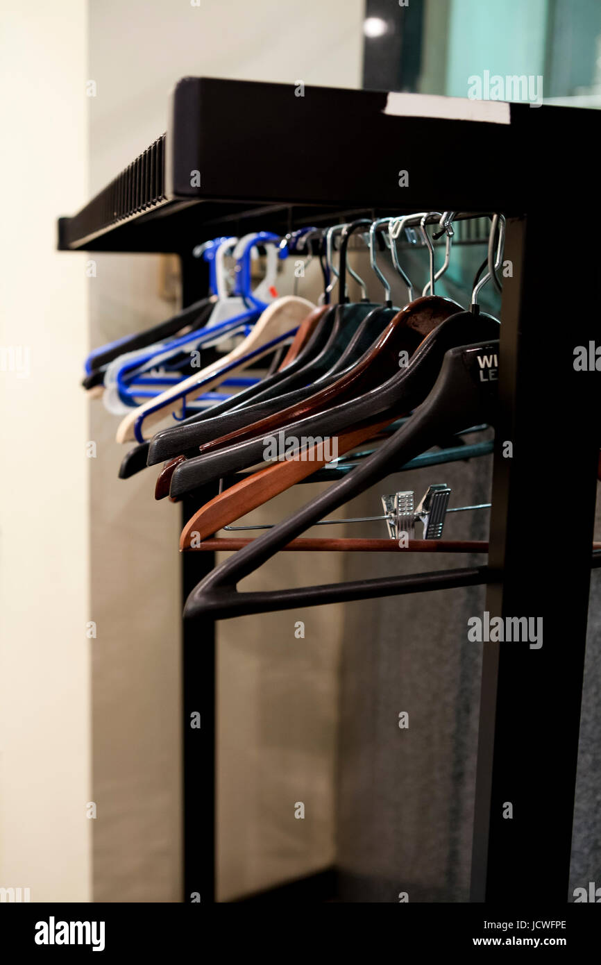 Appendiabiti appesi su rack vuoto in ufficio - USA Foto Stock