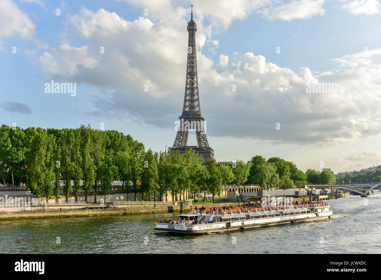 La Torre Eiffel, un ferro battuto torre tralicciata su Champ de Mars a Parigi, Francia. Foto Stock
