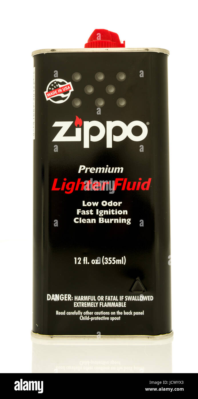 Winneconne, WI - 6 Giugno 2017: un contenitore di mostra Zippo accendino fluido su un sfondo isolato Foto Stock