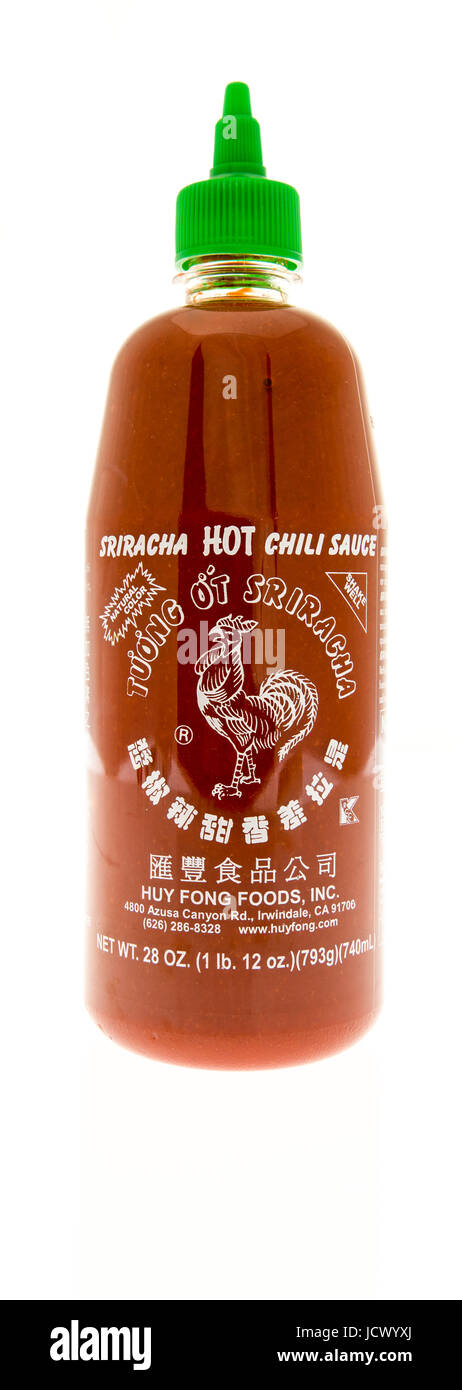Winneconne, WI -11 giugno 2017: una bottiglia di Sriracha hot chili di salsa su un sfondo isolato Foto Stock