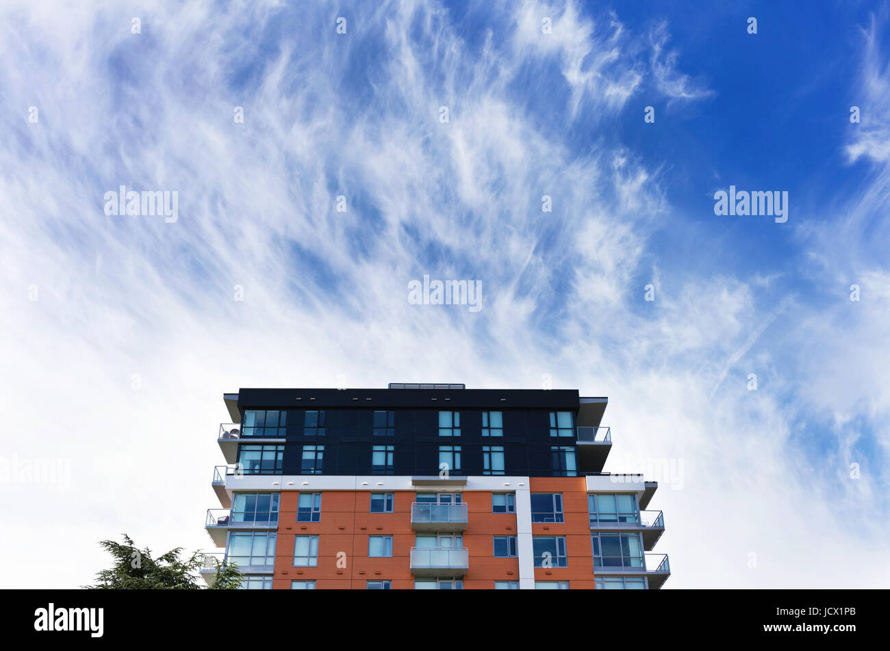 Il nuovo edificio di condomini e cielo blu. Victoria BC Canada Foto Stock