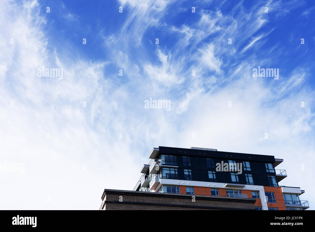 Il nuovo edificio di condomini e cielo blu. Victoria BC Canada Foto Stock