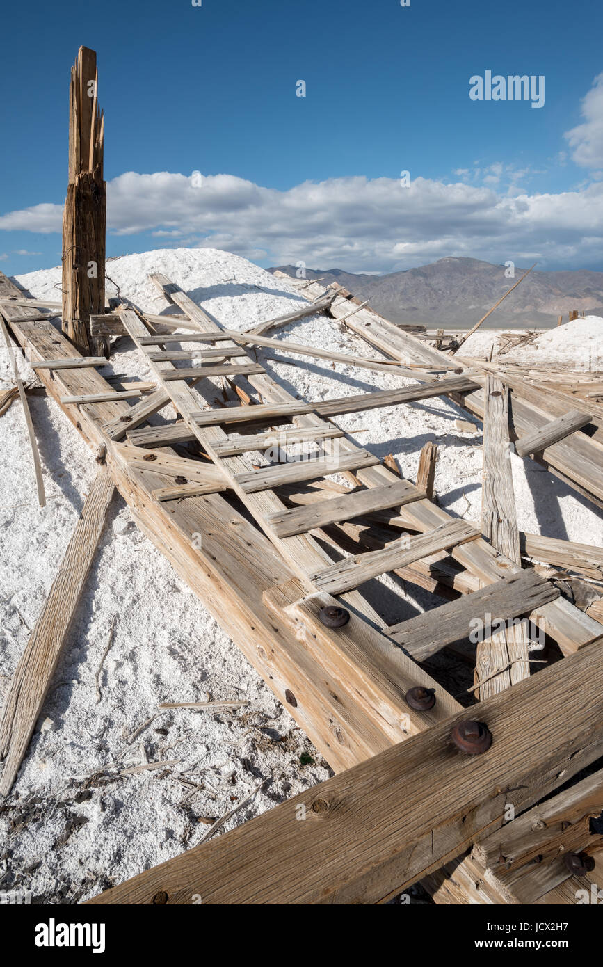 Resti di un legno collassato torre di caricamento in una miniera di sale il funzionamento a Rodi Salt Marsh in Nevada. Foto Stock