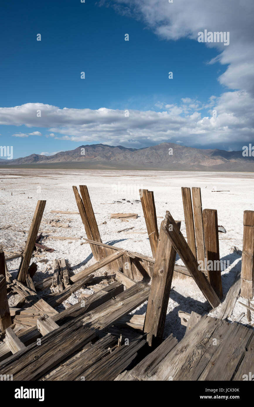 Resti di un legno collassato torre di caricamento in una miniera di sale il funzionamento a Rodi Salt Marsh in Nevada. Foto Stock