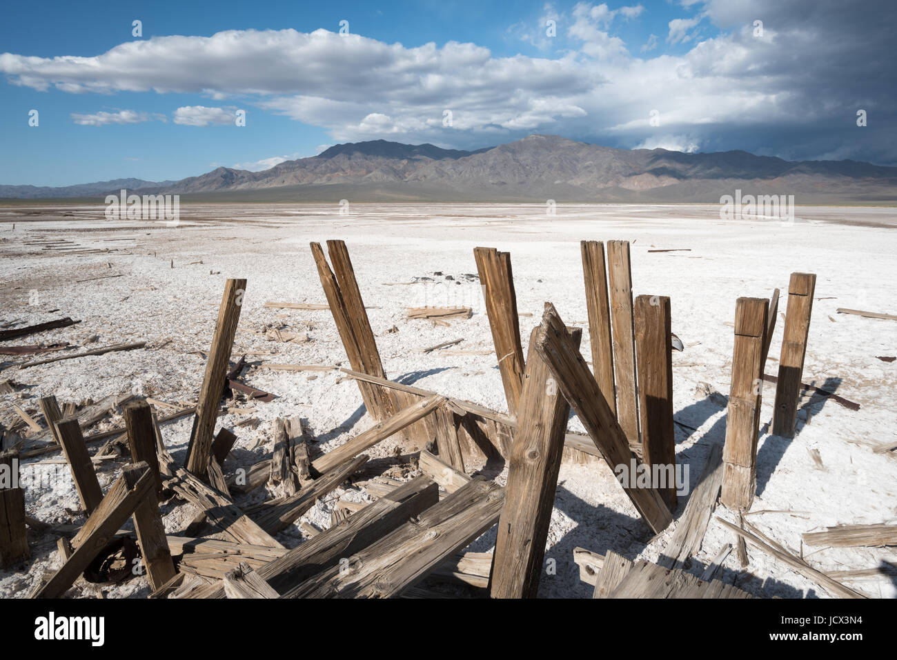 Resti di un legno collassato torre di caricamento in una miniera di sale il funzionamento a Rodi Salt Marsh in Nevada. Foto Stock