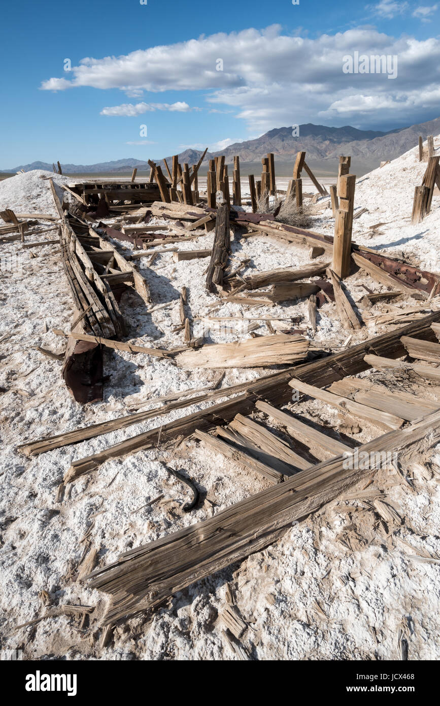 Resti di un legno collassato torre di caricamento in una miniera di sale il funzionamento a Rodi Salt Marsh in Nevada. Foto Stock