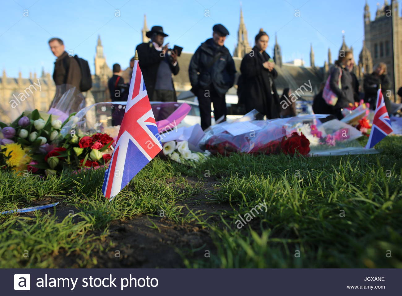 Union Jack e ghirlande di fiori in terra vicino Westminster dopo il Ponte di Londra attacco Foto Stock