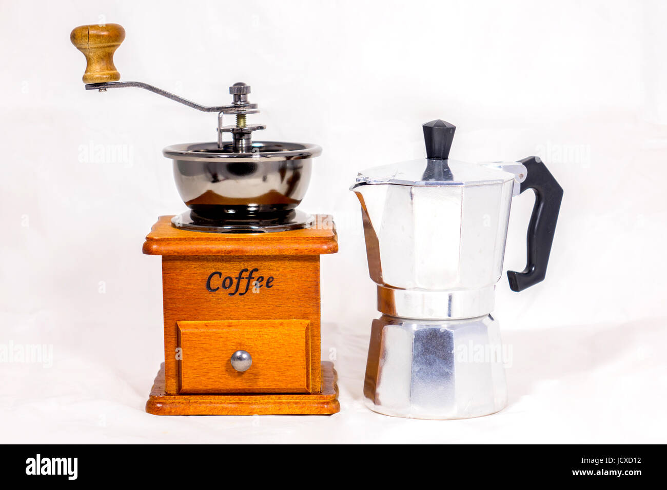 Macinino da caffè e la caldaia, vintage su sfondo bianco Foto Stock