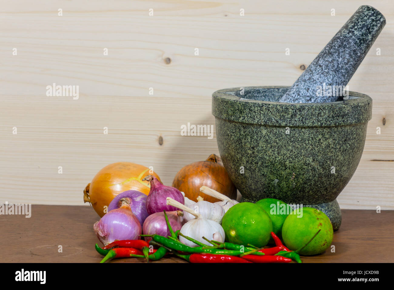 Malta, limone e pepe, l'aglio e la cipolla, la cottura su sfondo di legno Foto Stock