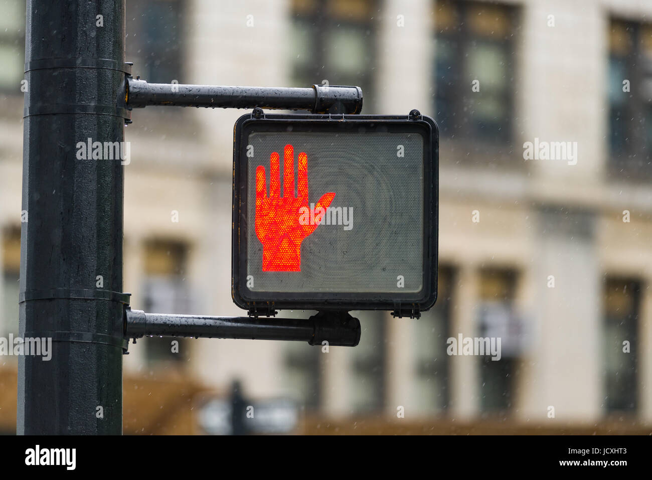 Spia rossa di arresto a mano del segnale di attraversamento pedonale Luce, New York, Stati Uniti d'America Foto Stock