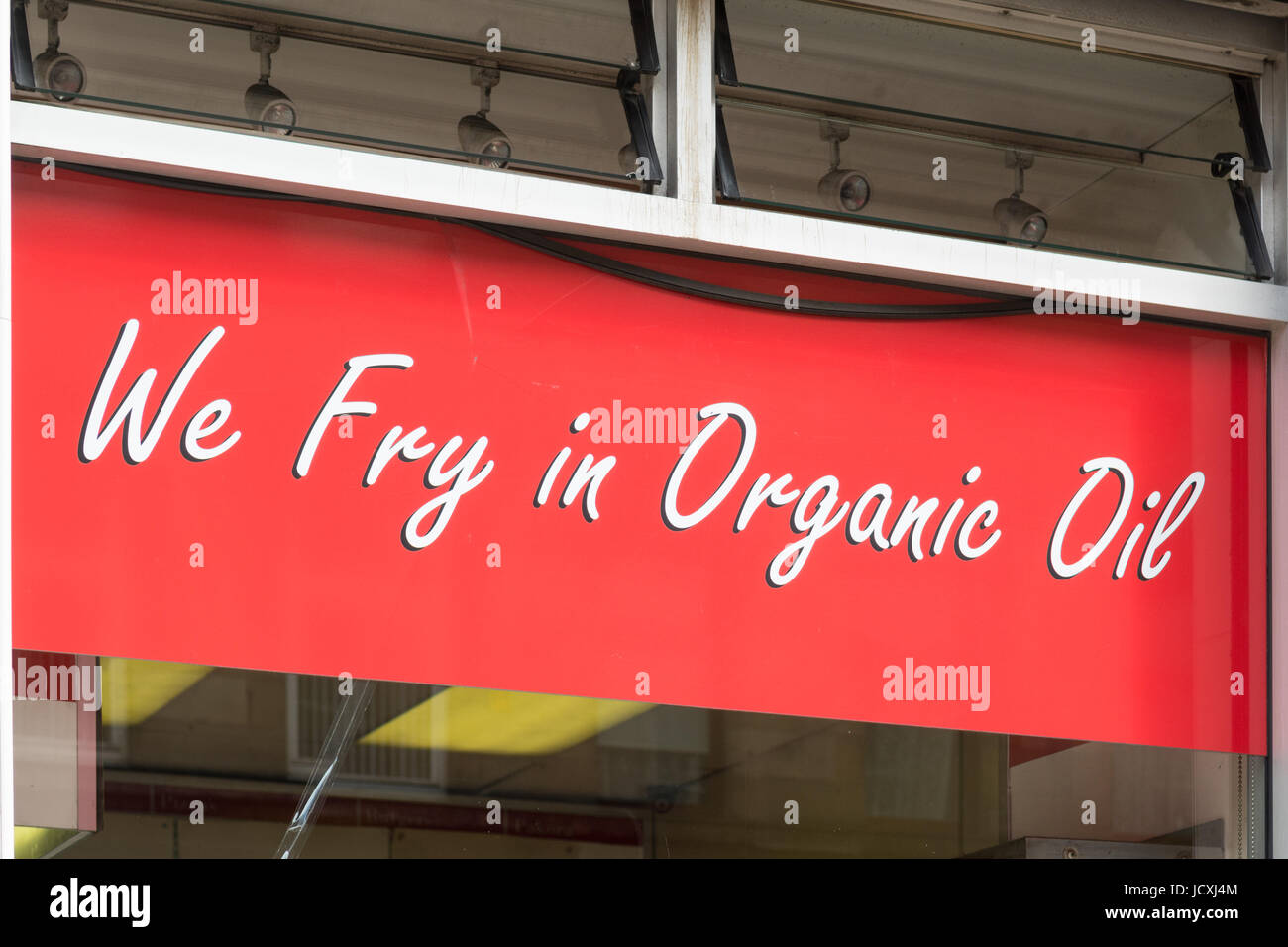Olio biologico pubblicizzati nei pesci e nei chip shop window - The Grove pesce e chip shop - Finnieston, Glasgow, Scotland, Regno Unito Foto Stock