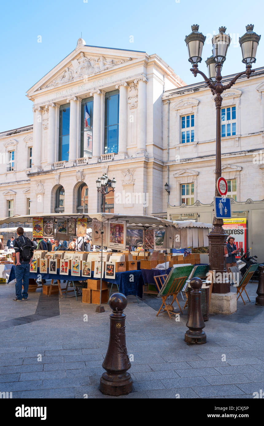 Nizza, Francia - 19 Marzo 2016: un mercato disegni di fronte al palazzo di giustizia Foto Stock