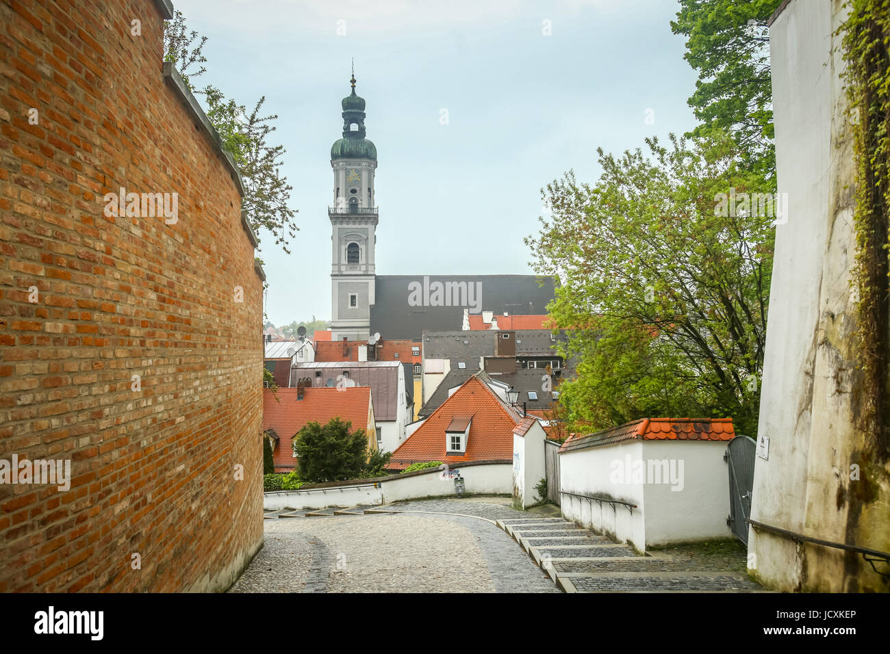 FREISING, Germania - 8 Maggio 2017 : una vista di St Georges campanile della chiesa sopra i tetti della città a Freising, Germania. Foto Stock