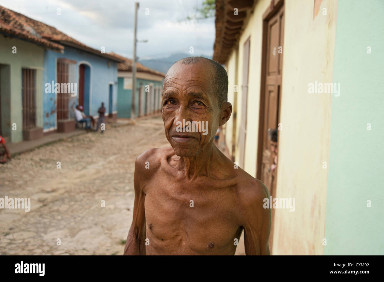 Ritratto di un vecchio molto sottile uomo fuori di casa sua in Trinidad, Cuba Foto Stock