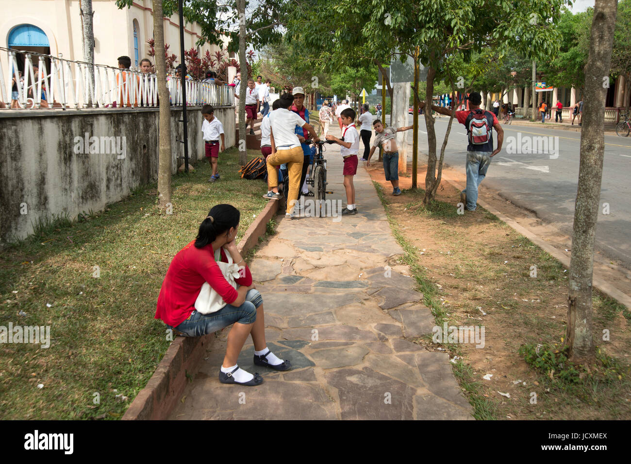 I bambini vengono raccolti dalla scuola sulla strada principale nella città di Vinales Cuba Foto Stock