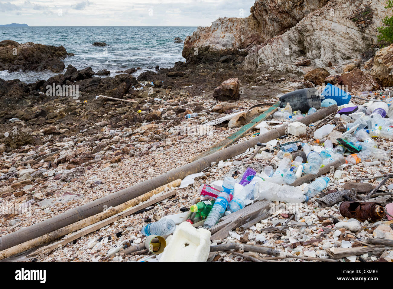 Cestino nell'oceano lavato fino sulla spiaggia Foto Stock