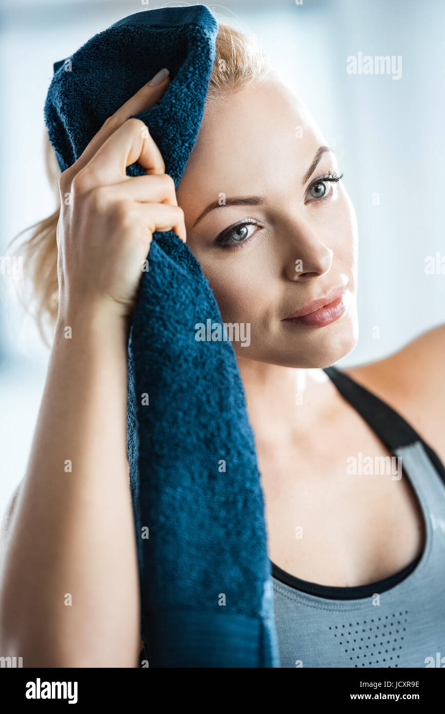 Bella donna fitness con asciugamano, riposo dopo il corso di formazione Foto Stock