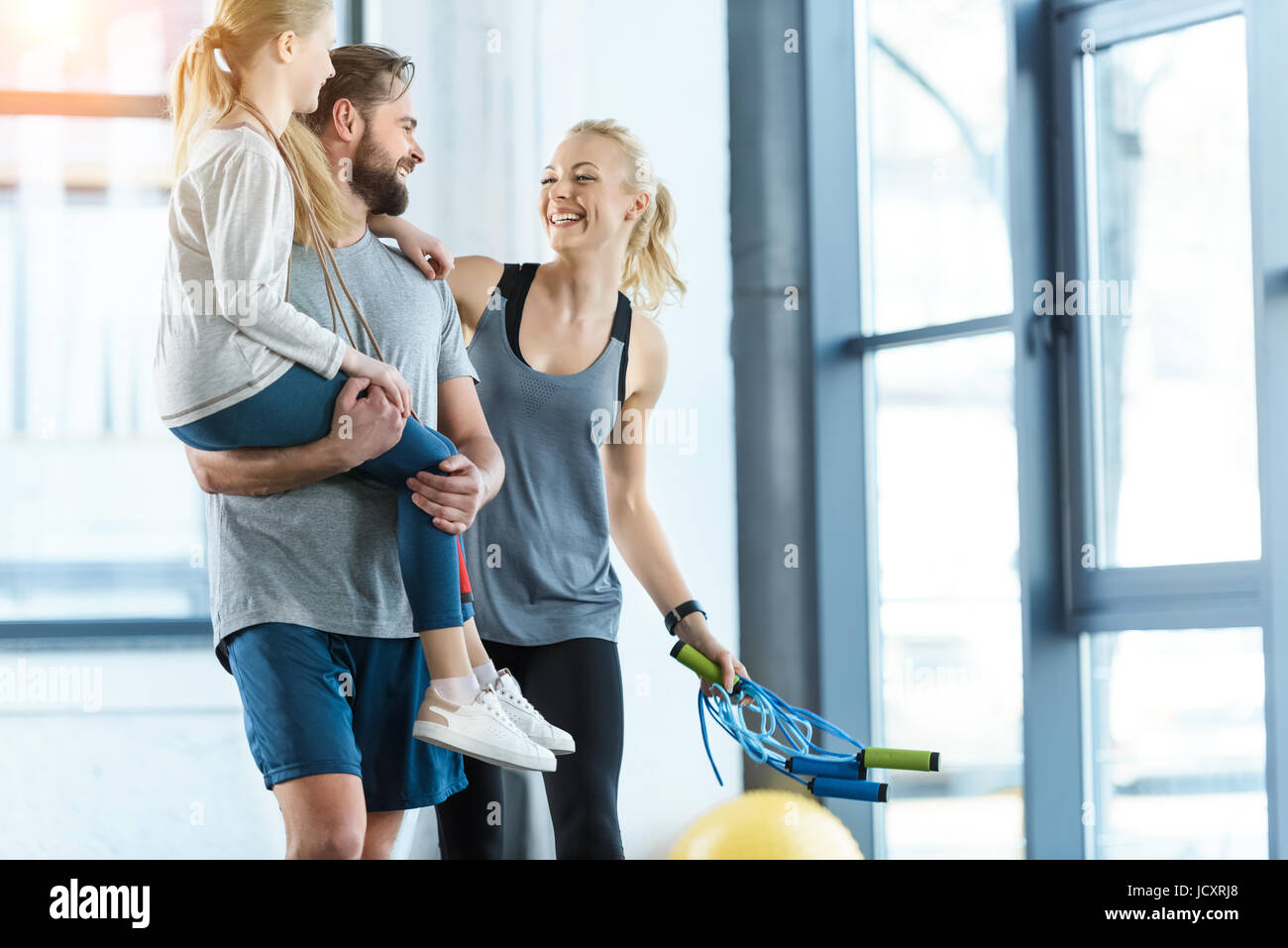 Ritratto di famiglia felice in piedi insieme al centro fitness Foto Stock