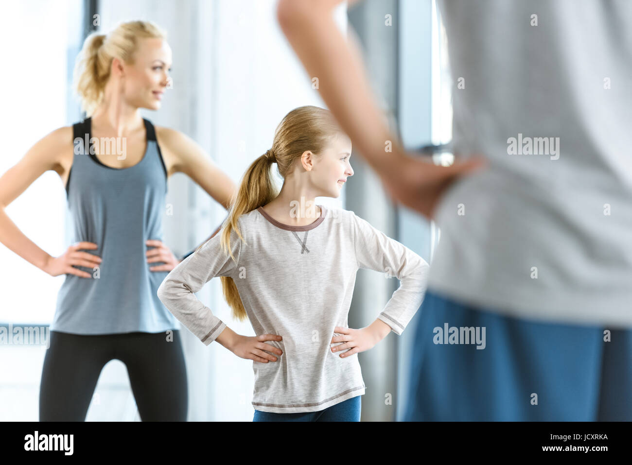 Donna giovane e carina ragazza esercitando con autobus al centro di fitness Foto Stock