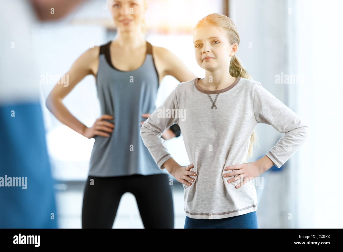 Donna giovane e carina ragazza esercitando con autobus al centro di fitness Foto Stock