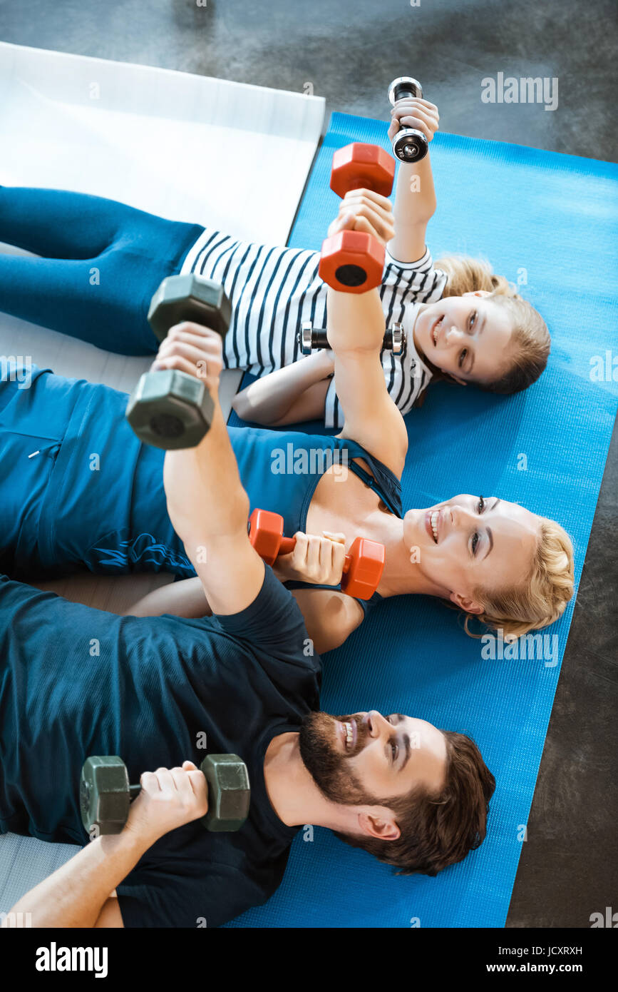 La famiglia felice esercizio con manubri in studio fitness Foto Stock