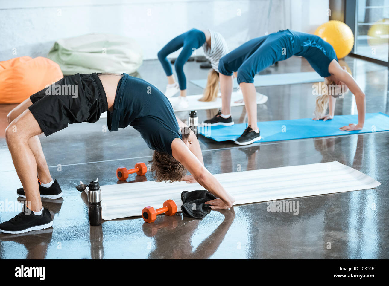 Persone facendo ginnastica, esecuzione di Ponte pongono al centro fitness Foto Stock