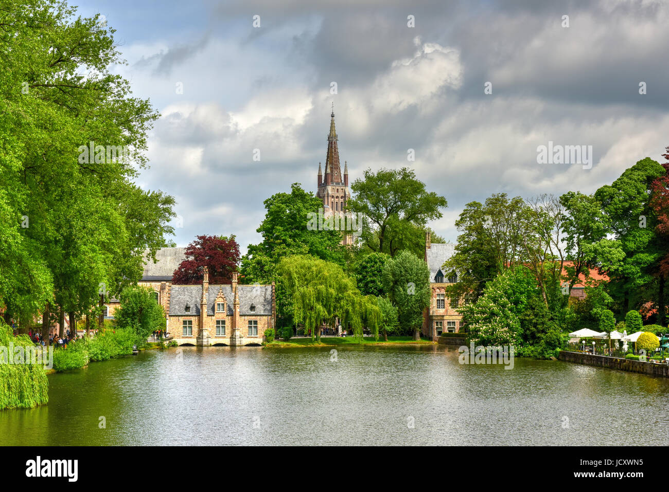 Minnewaterpark e Minnewater lago nella città vecchia di Bruges, Belgio. Foto Stock