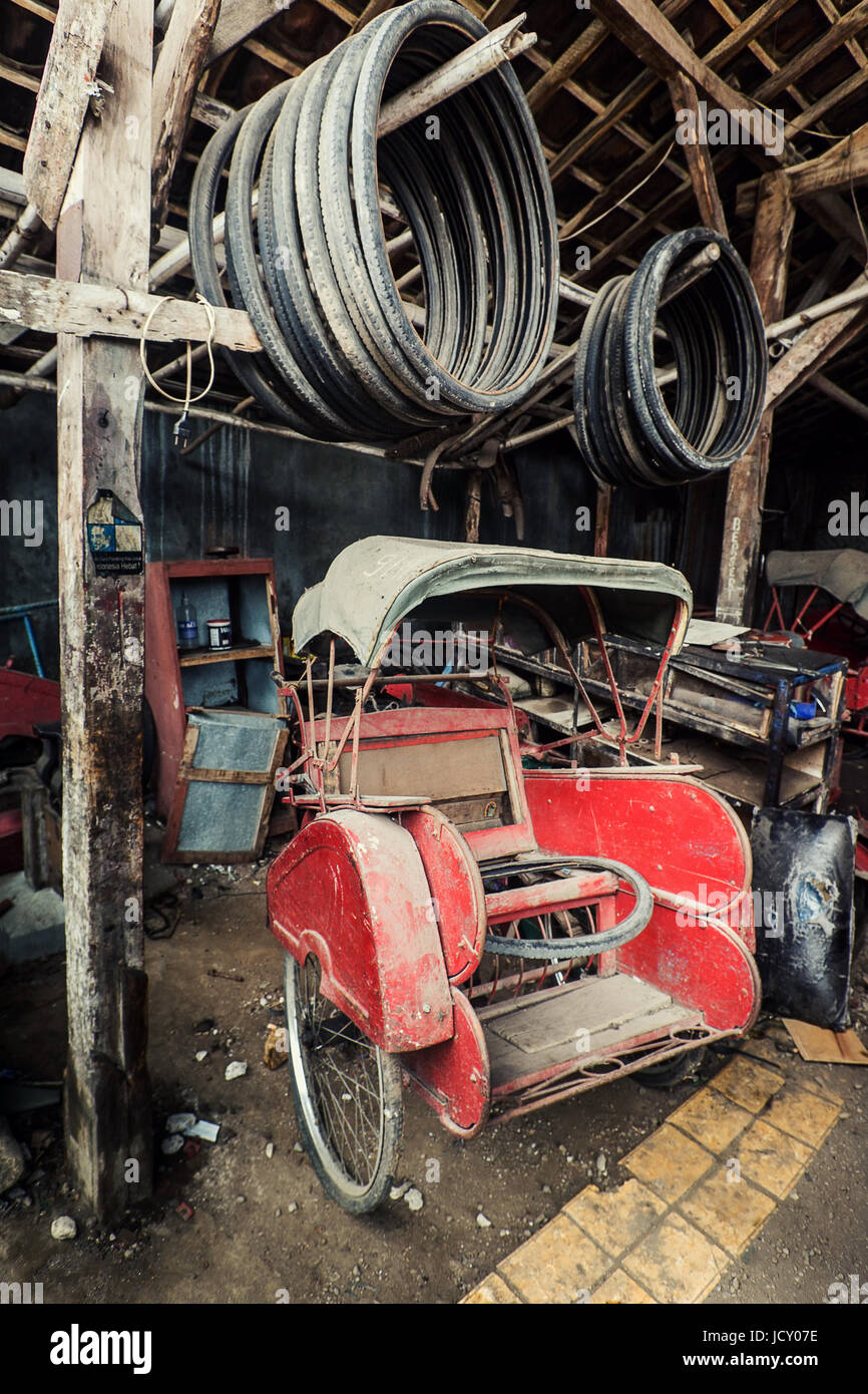 Ciclo fatiscente rickshaw garage in Indonesia. Questo è dove risciò ciclo venuto per ottenere riparato se essi non sono in gran parte di uno stato pietoso Foto Stock