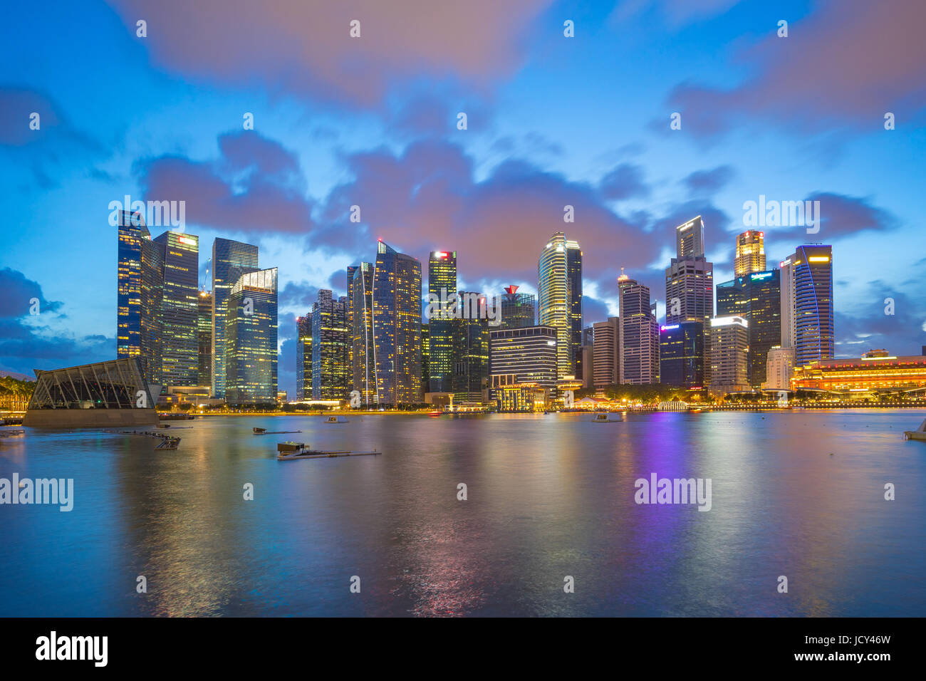 Il centro della città di Singapore dello skyline della città di notte. Foto Stock