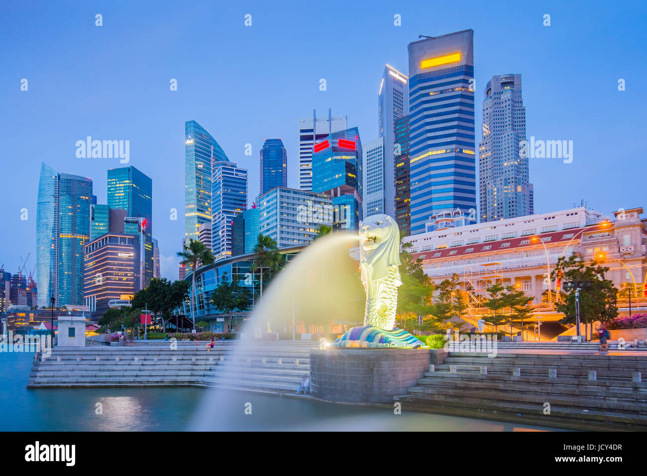 La città di Singapore, Singapore - 18 Luglio 2015: Il Merlion e edifici nel centro della città di Singapore. Foto Stock