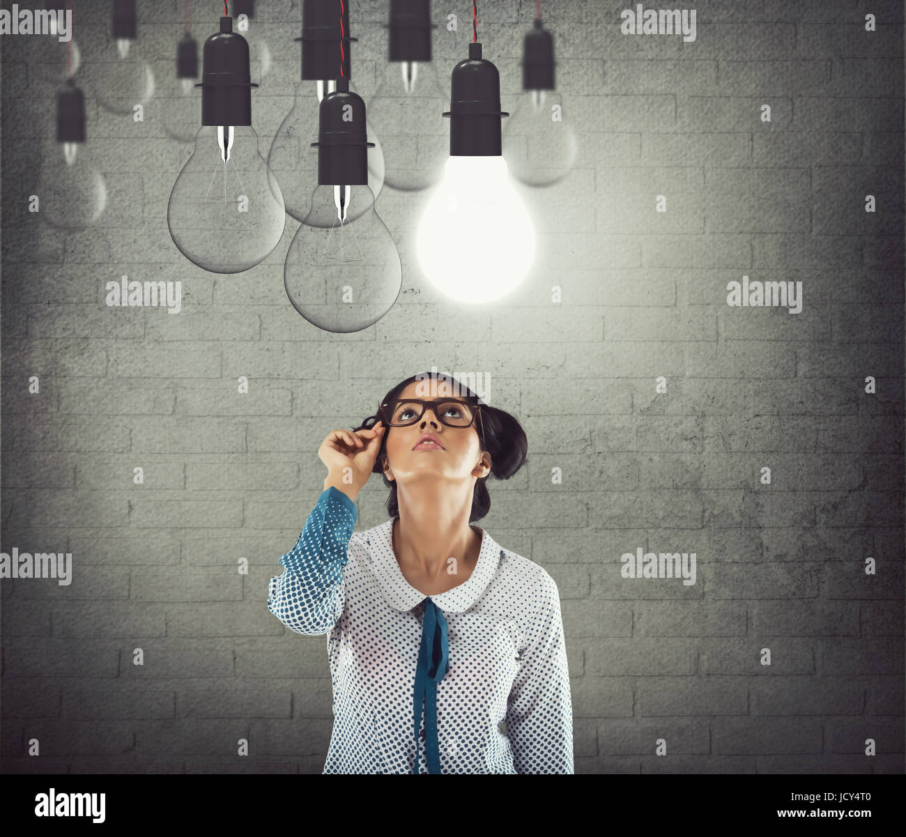 Imprenditrice con luce incandescente lampadina Foto Stock