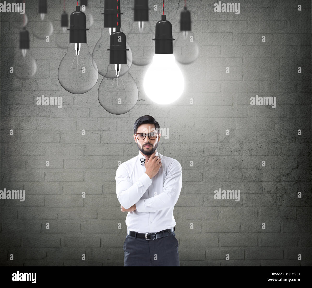 Imprenditore con incandescente lampadina della luce Foto Stock
