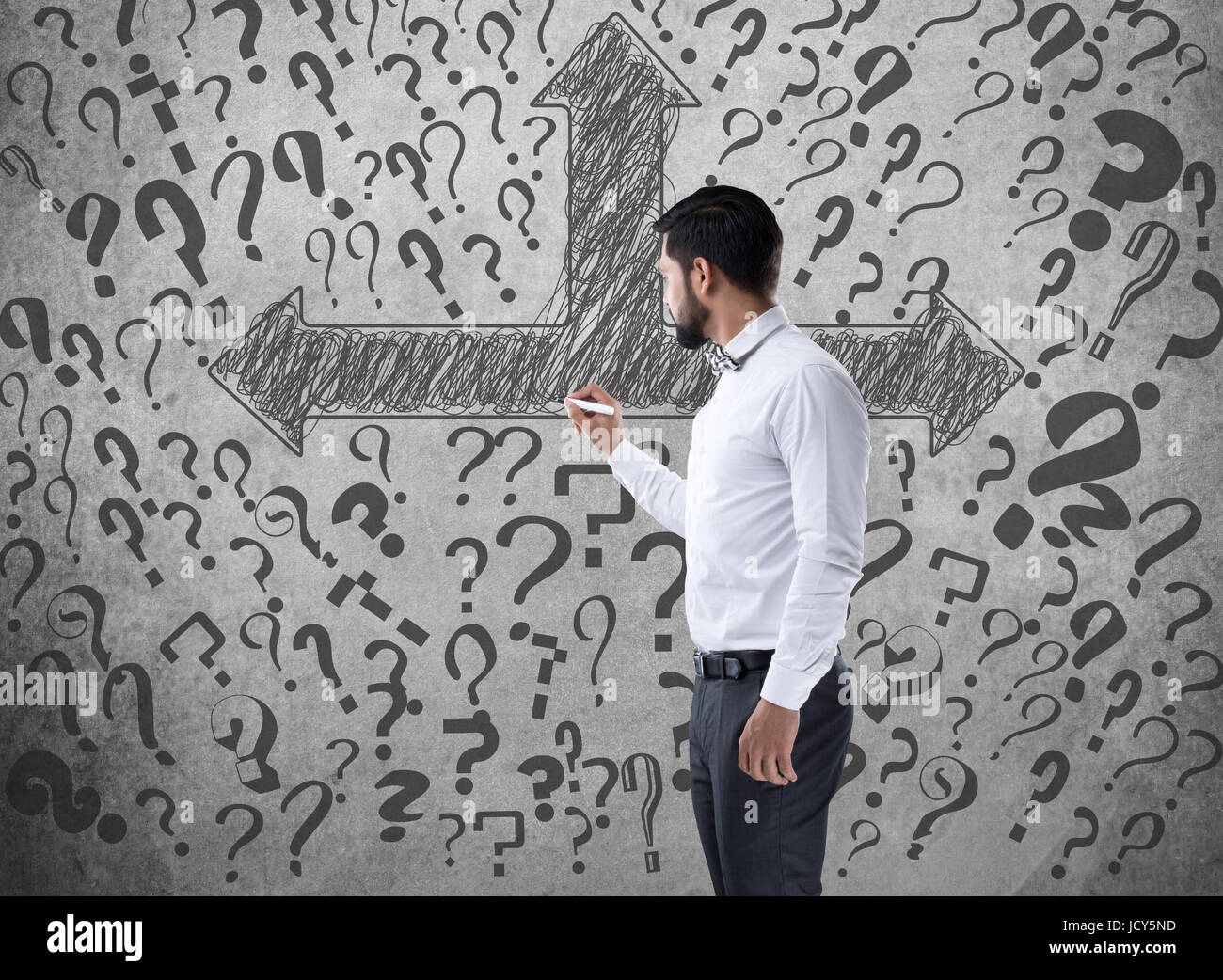 Imprenditore disegno simbolo freccia sulla parete Foto Stock