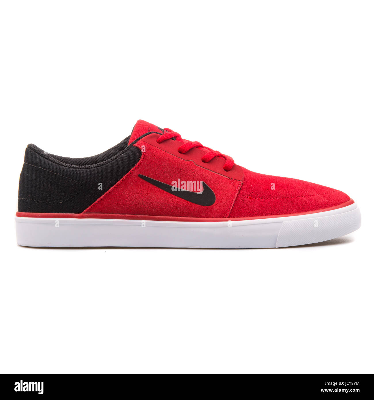 Nike SB Portmore Palestra rosso, nero e bianco uomo scarpe per la corsa su  skateboard - 725027-601 Foto stock - Alamy