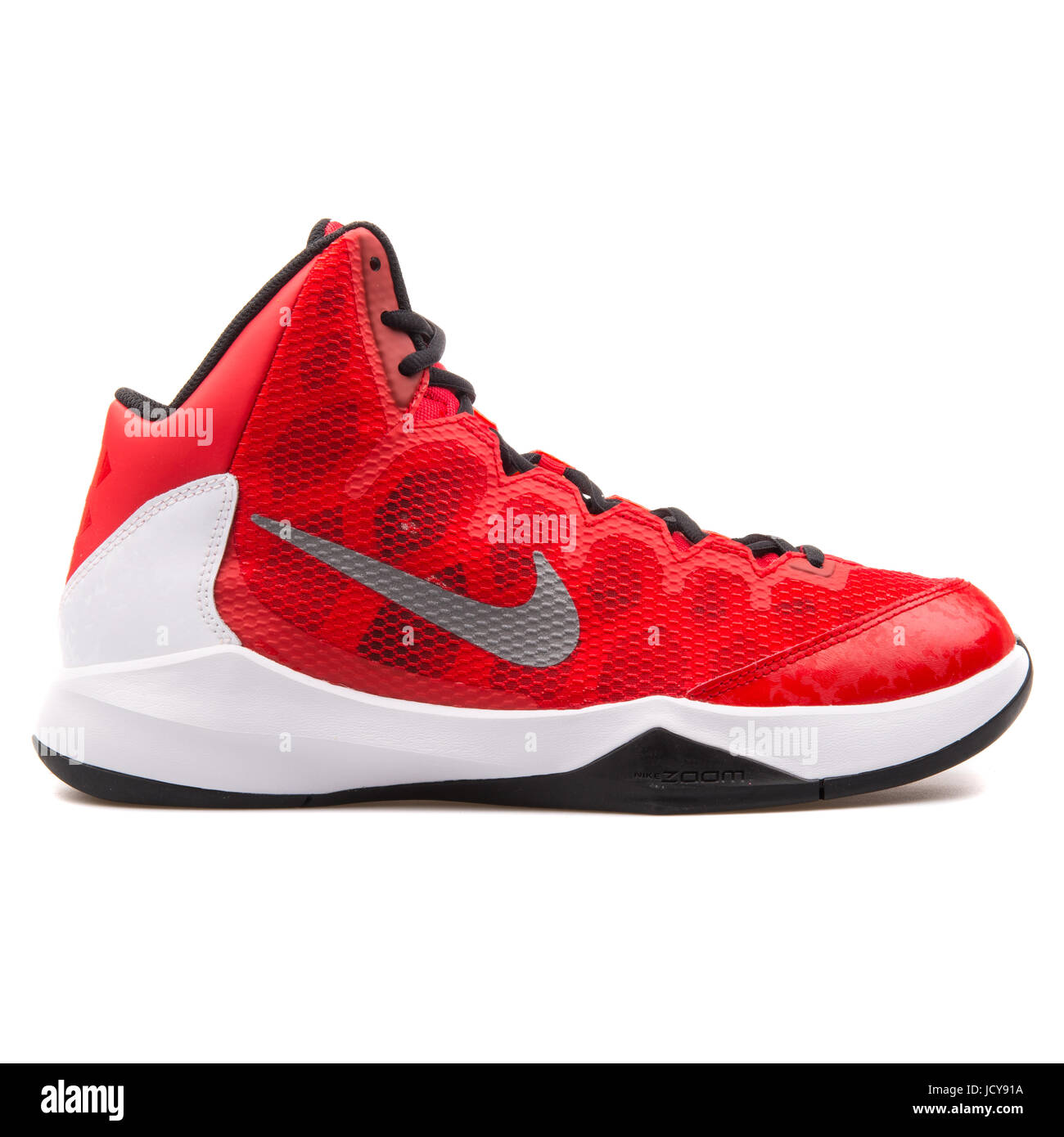 Nike Zoom senza dubbio rosso, bianco e nero uomini scarpe da basket -  749432-601 Foto stock - Alamy