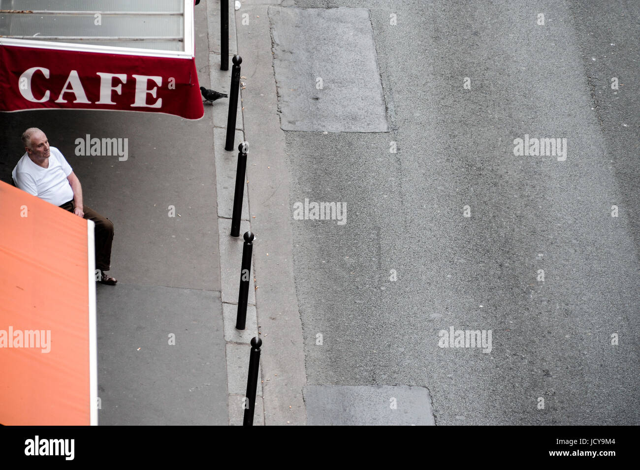 Parigi FRANCIA - uomo solo su una sedia a rotelle - PARIGI CAFE - Via Parigi - Paris uomo - PARIS RISTORANTE- PARIS street photography © Frédéric BEAUMONT Foto Stock