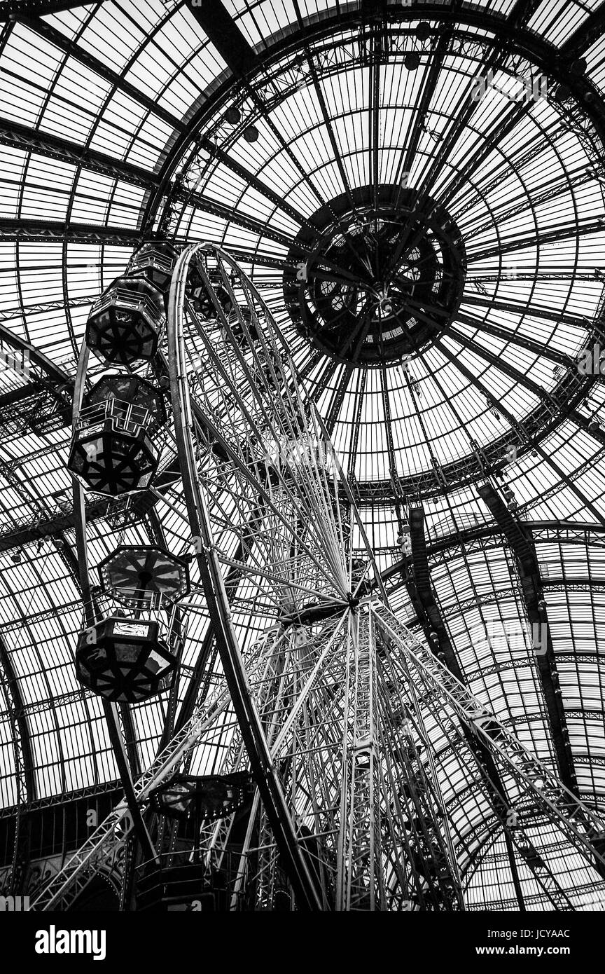 Parigi FRANCIA - FIERA DEL DIVERTIMENTO NEL GRAND PALAIS - Natale 2009 - fotografia in bianco e nero © Frédéric BEAUMONT Foto Stock
