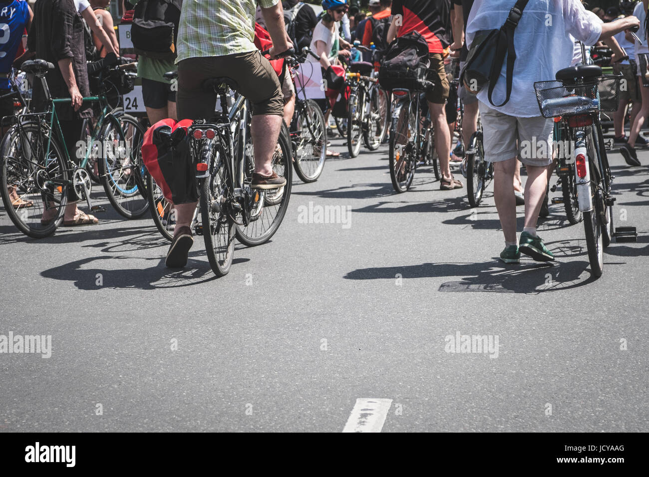 Molte persone in bicicletta sulla strada da dietro Foto Stock