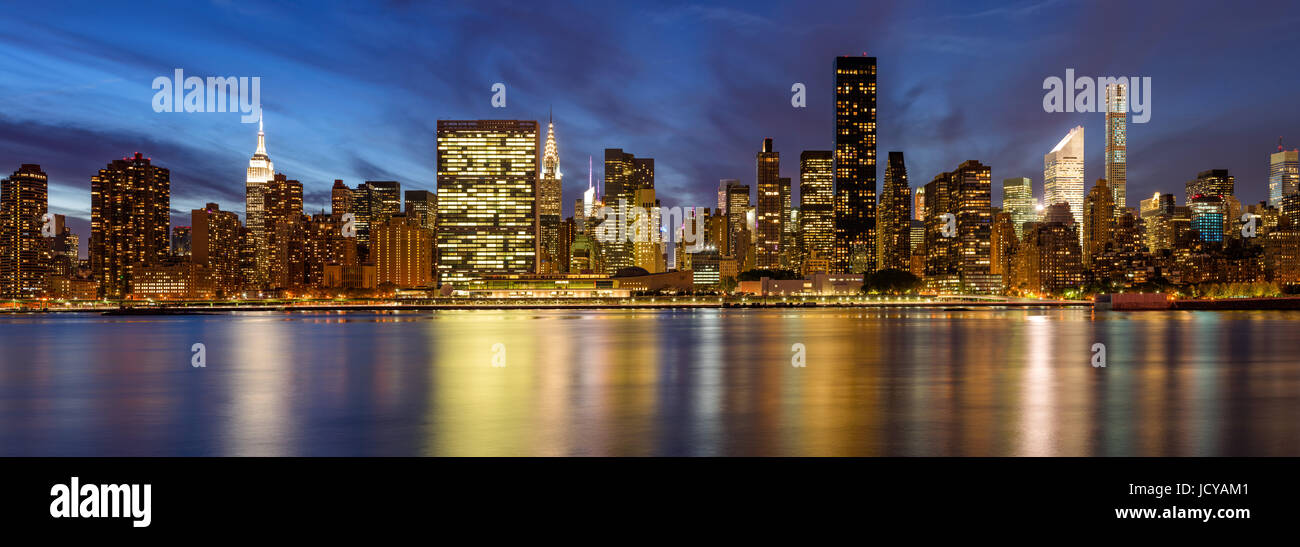 Midtown East grattacieli dalla East River al crepuscolo. La città di New York Foto Stock