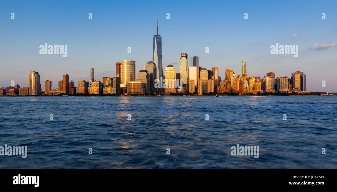 Panoramica della città di New York il Quartiere Finanziario di grattacieli al tramonto Foto Stock